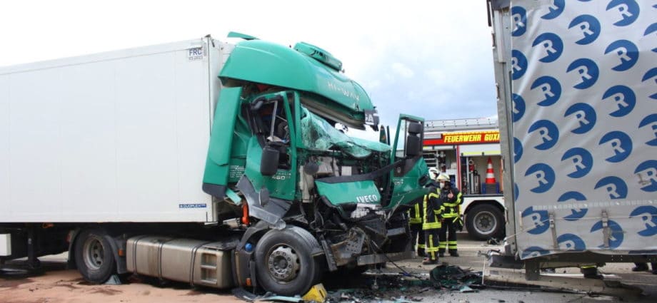 A7: LKW-Fahrer nach Auffahrunfall eingeklemmt