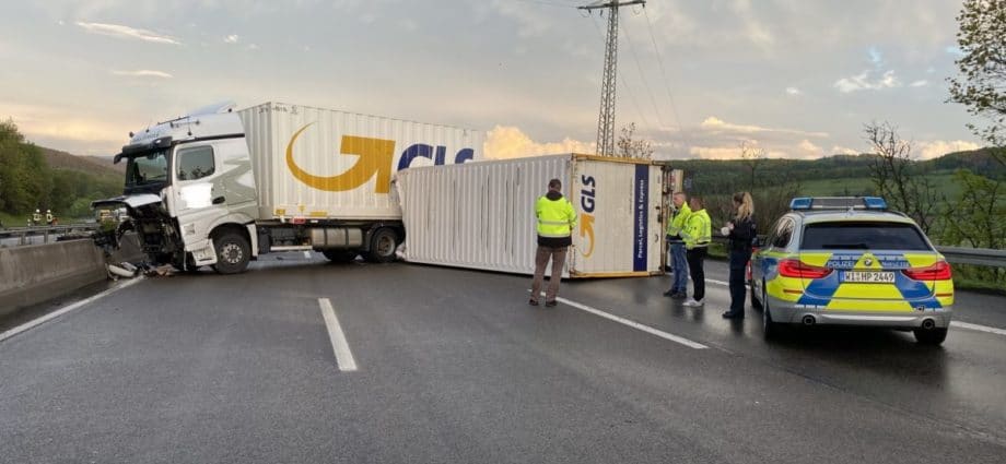 LKW zu schnell auf regennasser A7 bei Bad Hersfeld