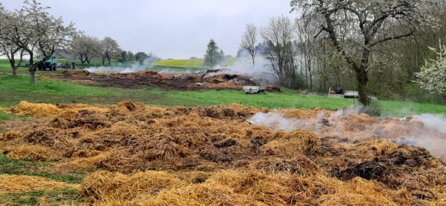 500 Strohballen geraten bei Berkatal-Hitzerode in Brand – Zeugen gesucht