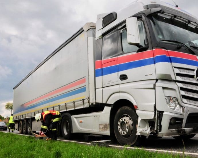 B3: LKW kommt von der Bundesstraße ab