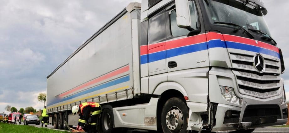 B3: LKW kommt von der Bundesstraße ab