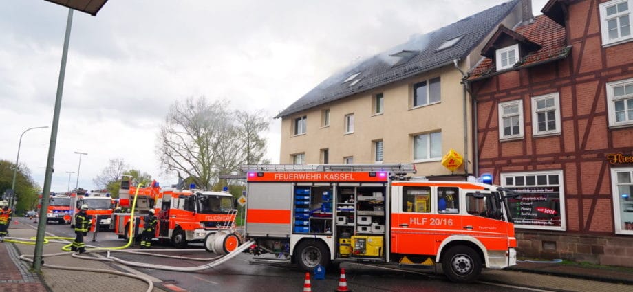 Kassel: Küchenbrand greift auf Dachstuhl über