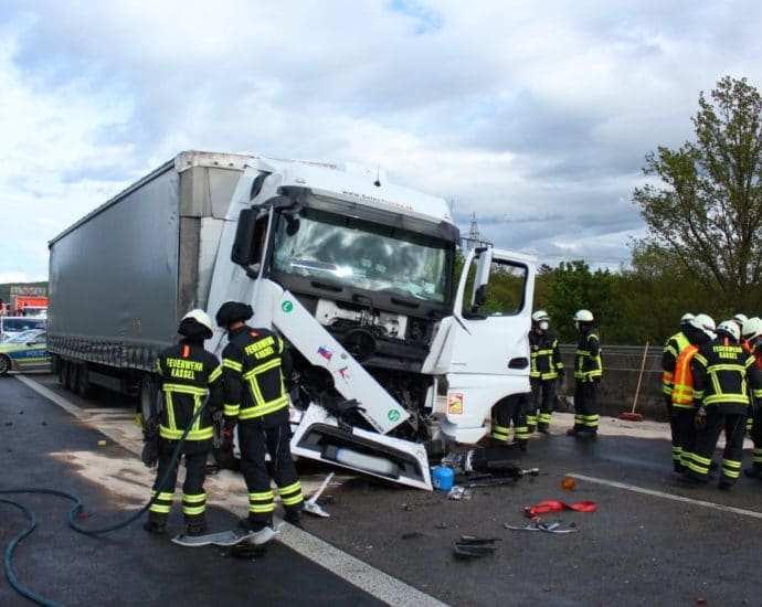 A44: LKW-Fahrer nach Auffahrunfall schwer verletzt