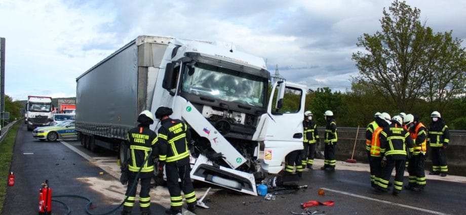 A44: LKW-Fahrer nach Auffahrunfall schwer verletzt