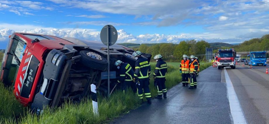 A7: LKW kippt bei Melsungen auf die Seite