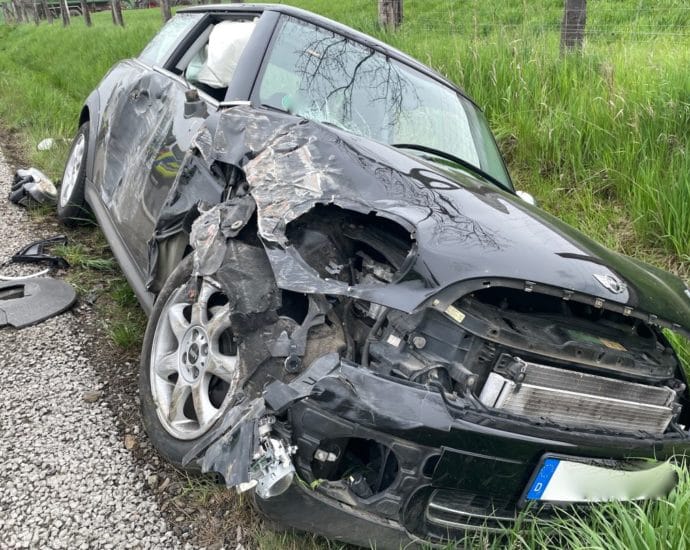 Schleppergespann kollidiert mit Minicooper