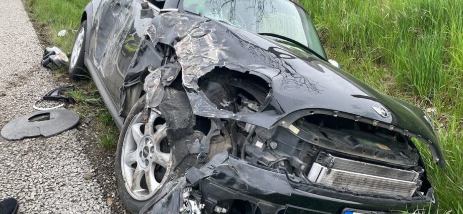 Schleppergespann kollidiert mit Minicooper