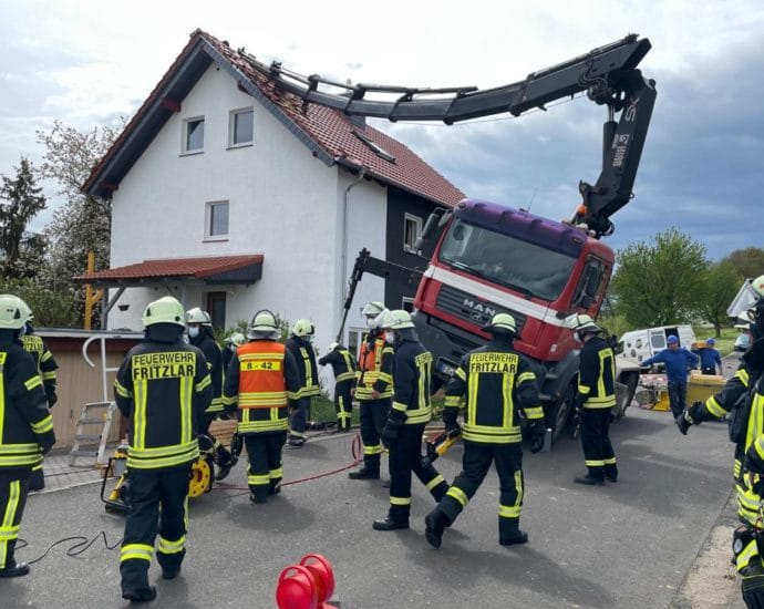 Kran kippt auf Dach in Ungedanken