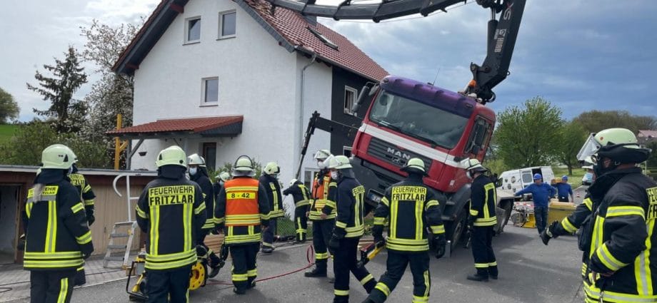 Kran kippt auf Dach in Ungedanken
