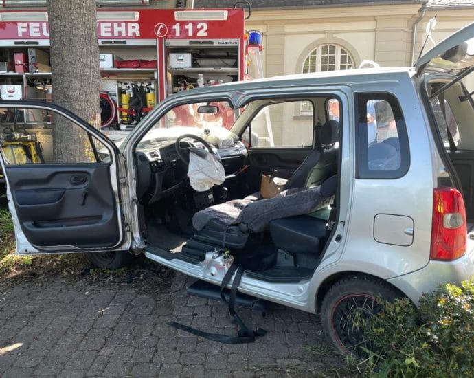 Frontal gegen Baum