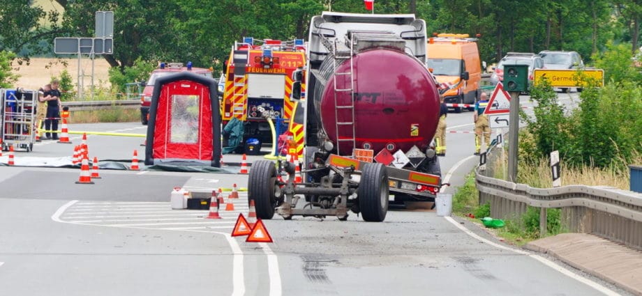 B252: Gefahrguttransporter verliert Hinterachse – Werkfeuerwehr im Einsatz