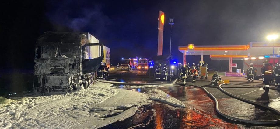 Fahrer verhindert Katastrophe – Brennender LKW fuhr an Tankstelle vorbei