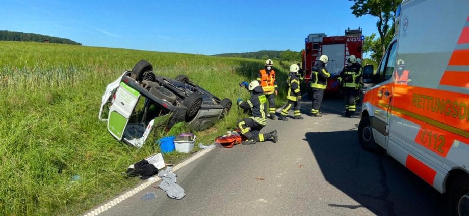 B251: Frau bei Alleinunfall schwer verletzt