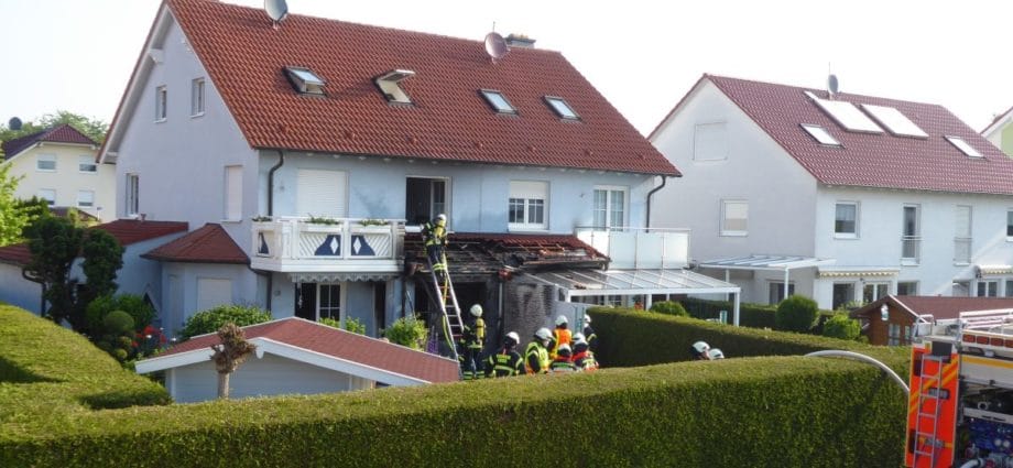 Brennende Terrassenmöbel greift auf Wohnhaus in Oberzwehren über