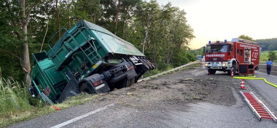 A4: Gefahrgut-LKW schleuderte nach Motorplatzer eine Böschung hinunter