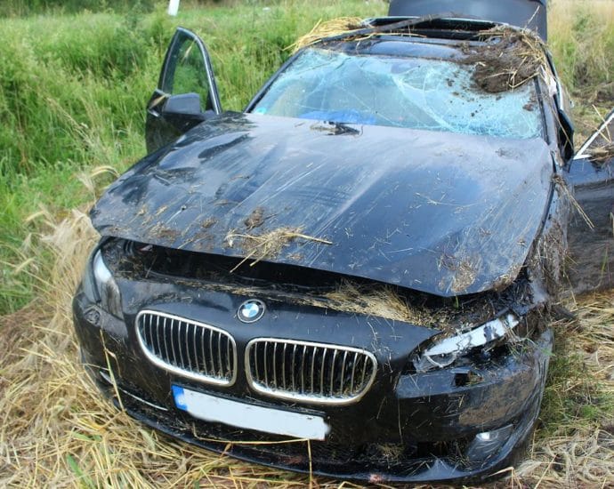 BMW überschlägt sich bei Elmshagen