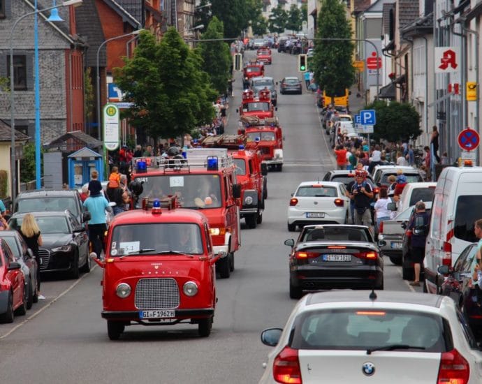 94 Feuerwehr-Oldtimer fuhren durch den Landkreis Gießen