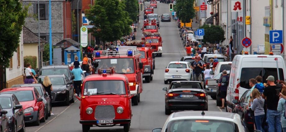 94 Feuerwehr-Oldtimer fuhren durch den Landkreis Gießen
