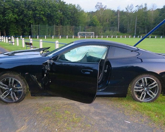 Insassen hauen von Unfallstelle ab – Polizei sucht Zeugen
