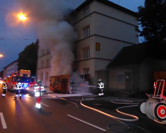 KS: Container brannte am Haus in der Holländischen Straße