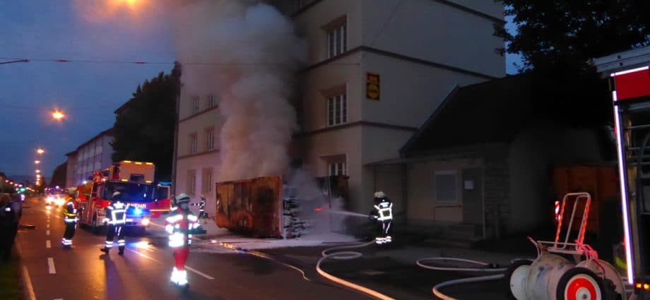 KS: Container brannte am Haus in der Holländischen Straße