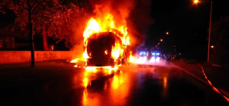 KS: Zwei LKW brannten im Industriegebiet Waldau