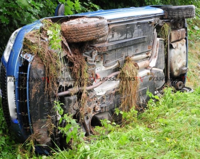 B253: Vor Wasserdurchlass gekracht und überschlagen