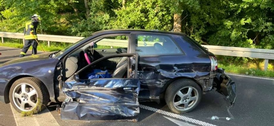 Fahrerin bei Alleinunfall auf B83 verletzt