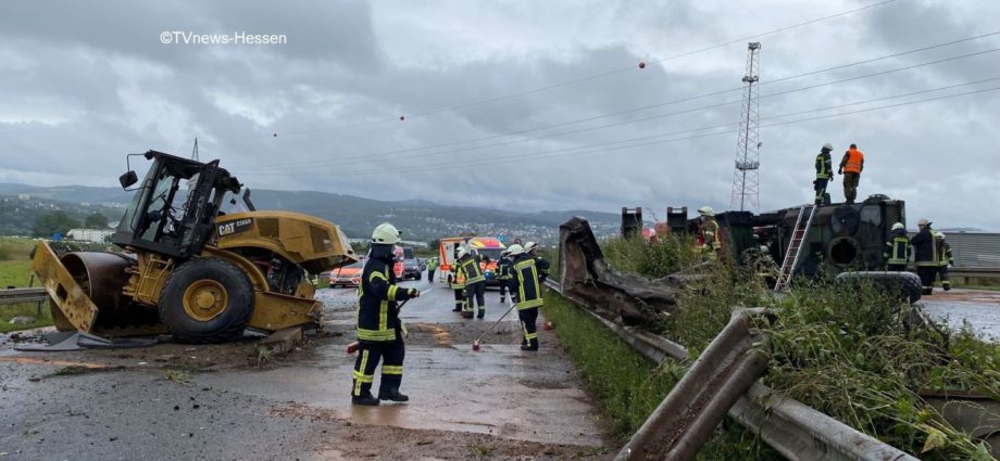 Auf dem Weg ins Flutgebiet Ahrweiler – Bundeswehrtieflader mit Baumaschine verunglückt