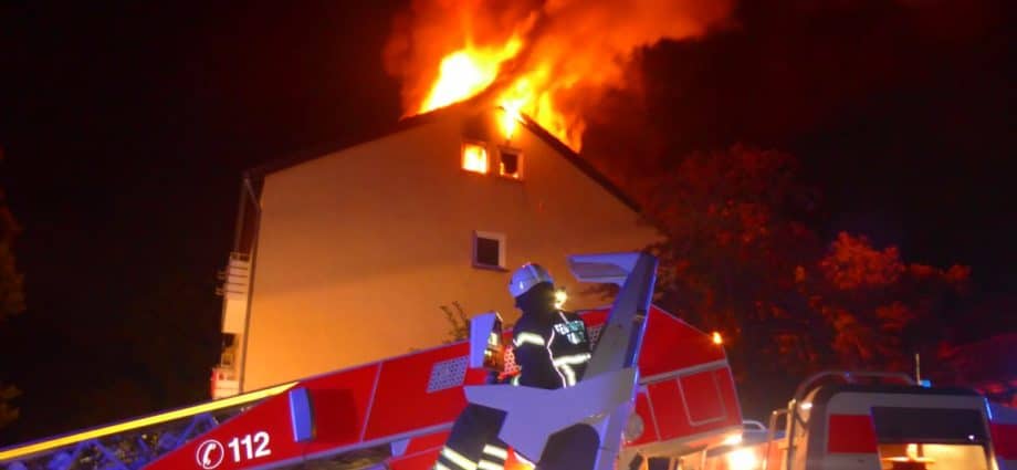 KS: Flammen aus Dachstuhl – Mutmaßlicher Brandstifter stellt sich der Polizei