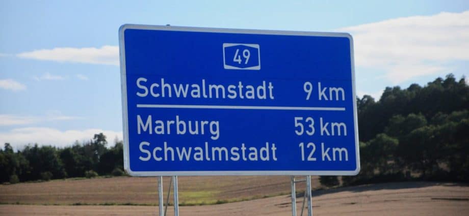 A49 Baustelle – Kuriose Beschilderung auf neuer Autobahn