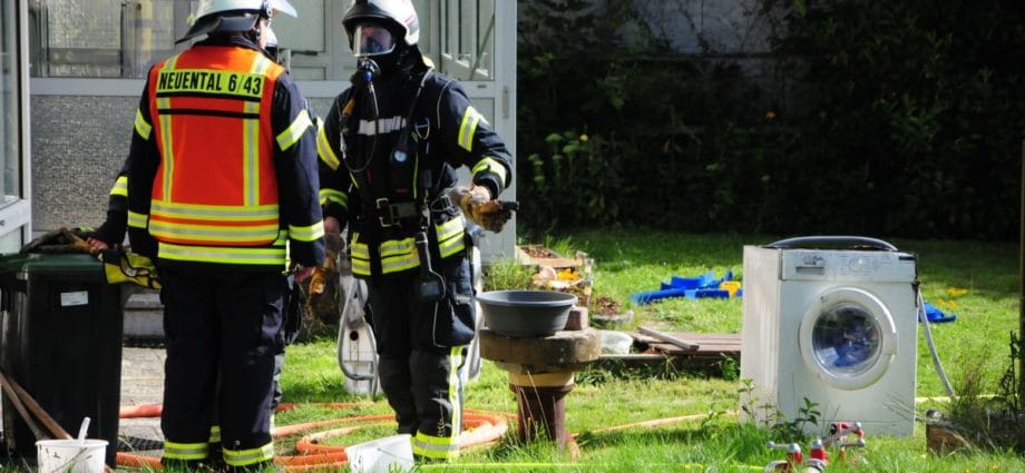 Feuerwehrmann bemerkt Kellerbrand in Neuental