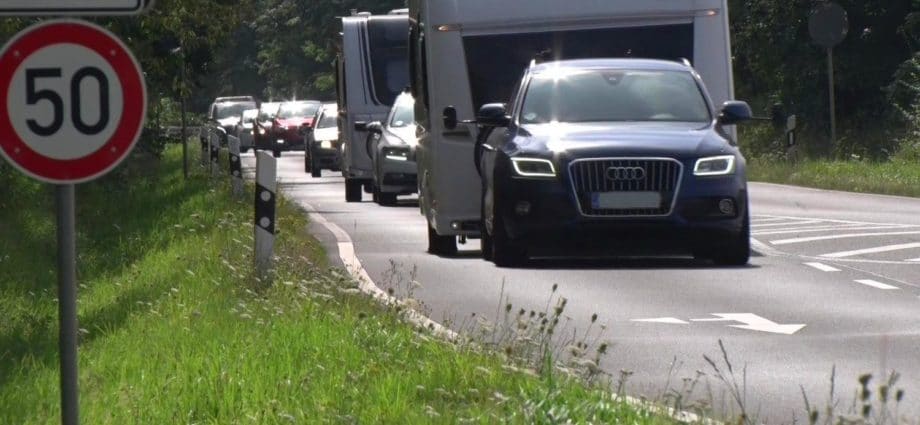 B254: Bodentechniker prüfen Bodenwellen bei Trutzhain