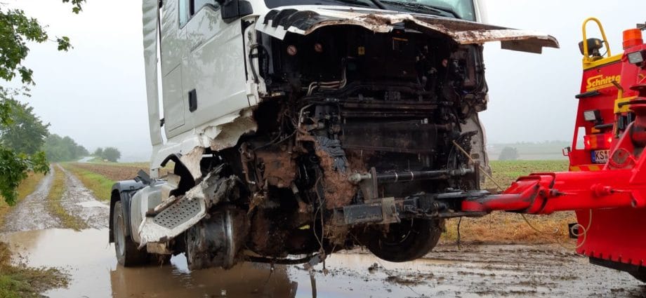A44: LKW kommt nach Reifenplatzer auf Feld zum stehen