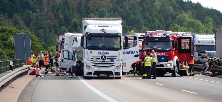 Stauende – Kleintransporter kracht in Sattelzug auf A44