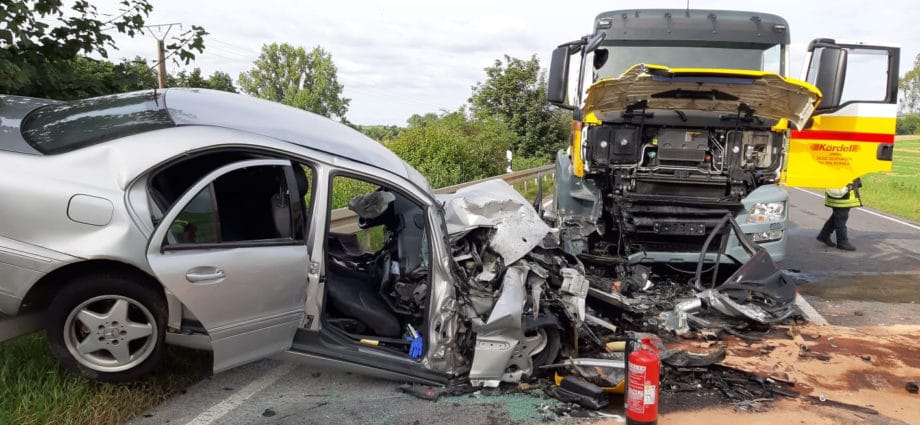 87-Jähriger kracht frontal in LKW