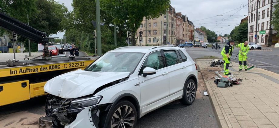 KS: Autofahrer fährt Ampel an Auestadion-Kreuzung um