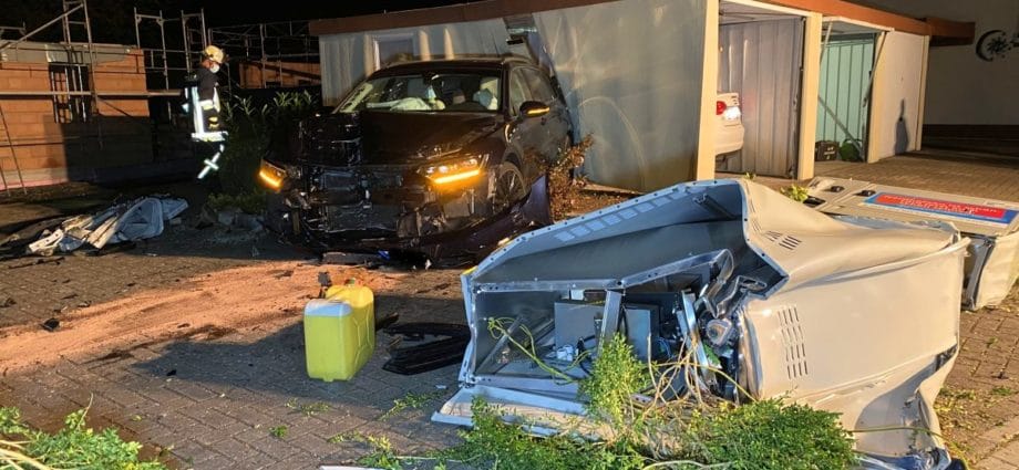 Mit Passat in Garage gekracht und geflüchtet
