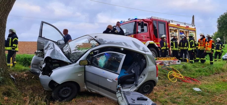 PKW frontal gegen Baum – Fahrerin eingeklemmt