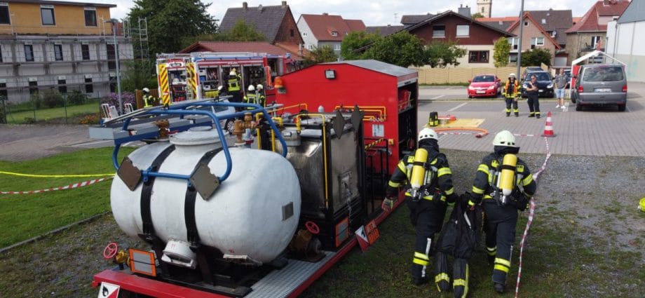 Herbstabschlussübung: Feuerwehr Volkmarsen, Breuna, Warburg und DRK Vellmar üben zusammen