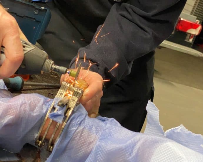 Feuerwehr befreit Mann von Handschellen nach Missgeschick