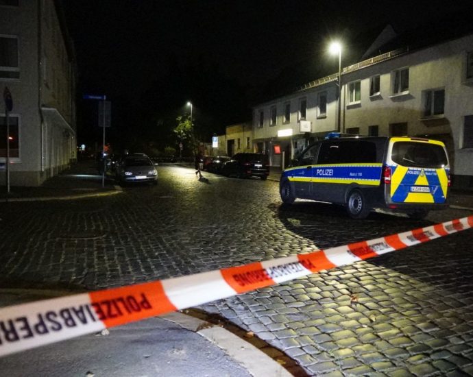 KS: Polizei findet Mann mit Schnittverletzungen in der Bremer Straße – Täter flüchtig (Video)