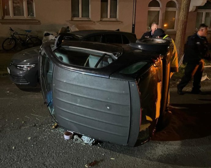 KS: Smart kippt nach Unfall um – Fahrerin mit 2,3 Promille unterwegs