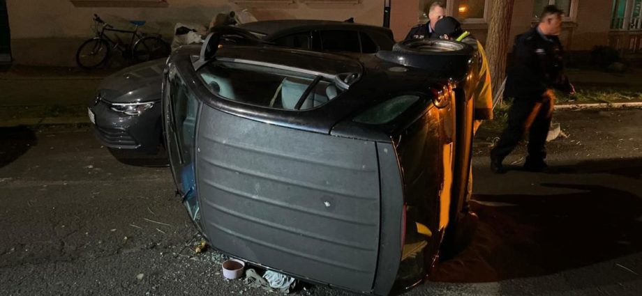 KS: Smart kippt nach Unfall um – Fahrerin mit 2,3 Promille unterwegs