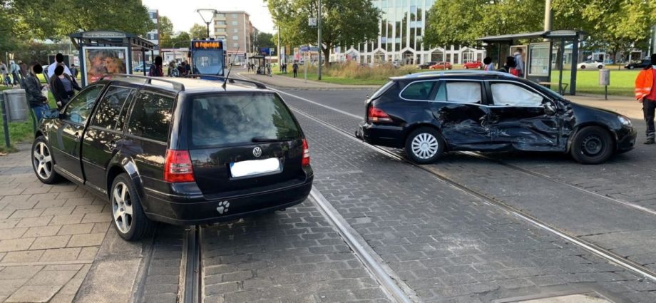 KS: Straßenbahn kollidiert mit PKW am Platz der Deutschen Einheit
