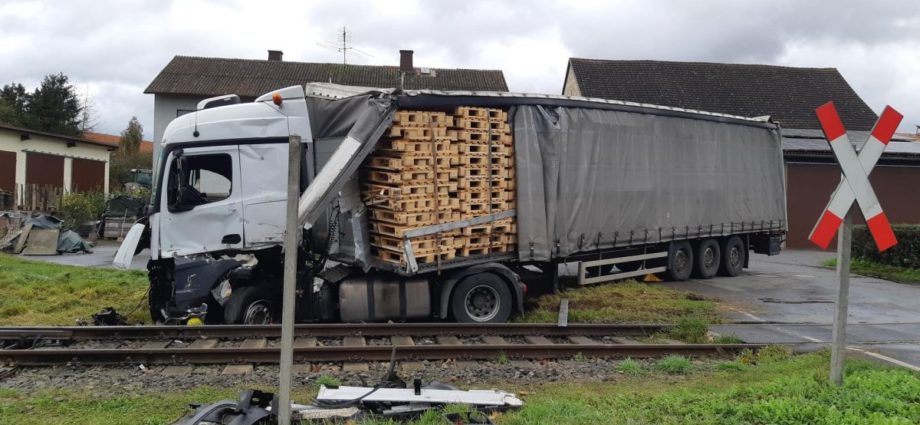 Osthessen: Zug kollidiert mit LKW – Fahrer eingeklemmt