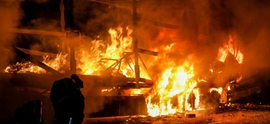 Stauende: Schwerer LKW-Unfall mit Brandfolge auf A7 – Fahrer kommt ums Leben (Video)