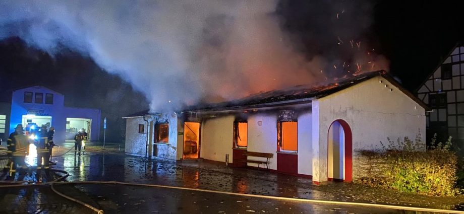 Vereinshaus in Vollbrand – 44-Jähriger leicht verletzt