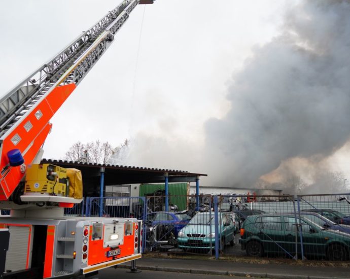 Großbrand in Kassel – Autoverwertung in Vollbrand (Video)