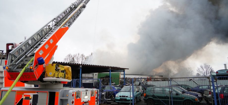 Großbrand in Kassel – Autoverwertung in Vollbrand (Video)